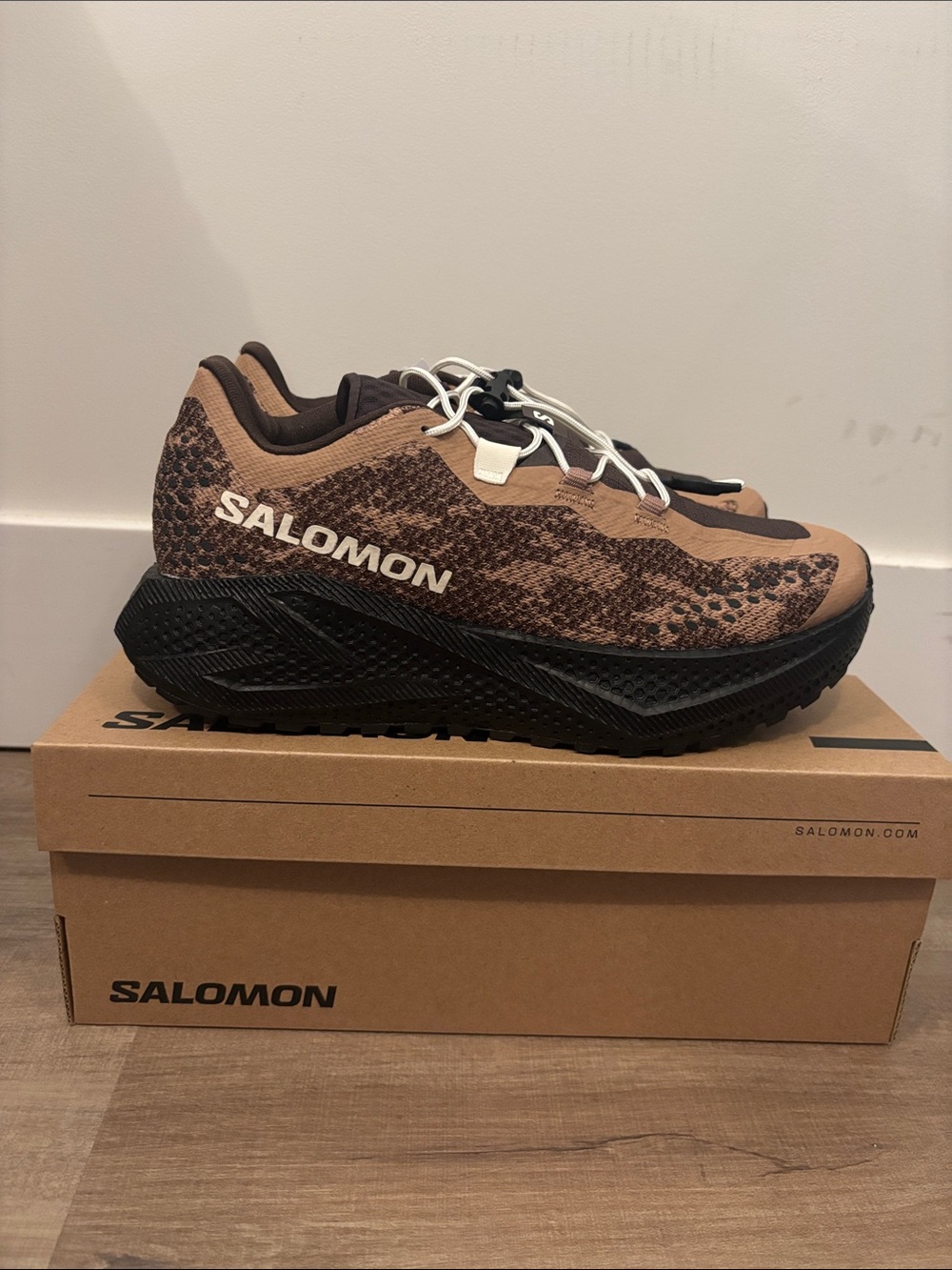 Salomon Men’s Aero Glide 4 Grvl burro black vanilla ice size 8.5 new with box